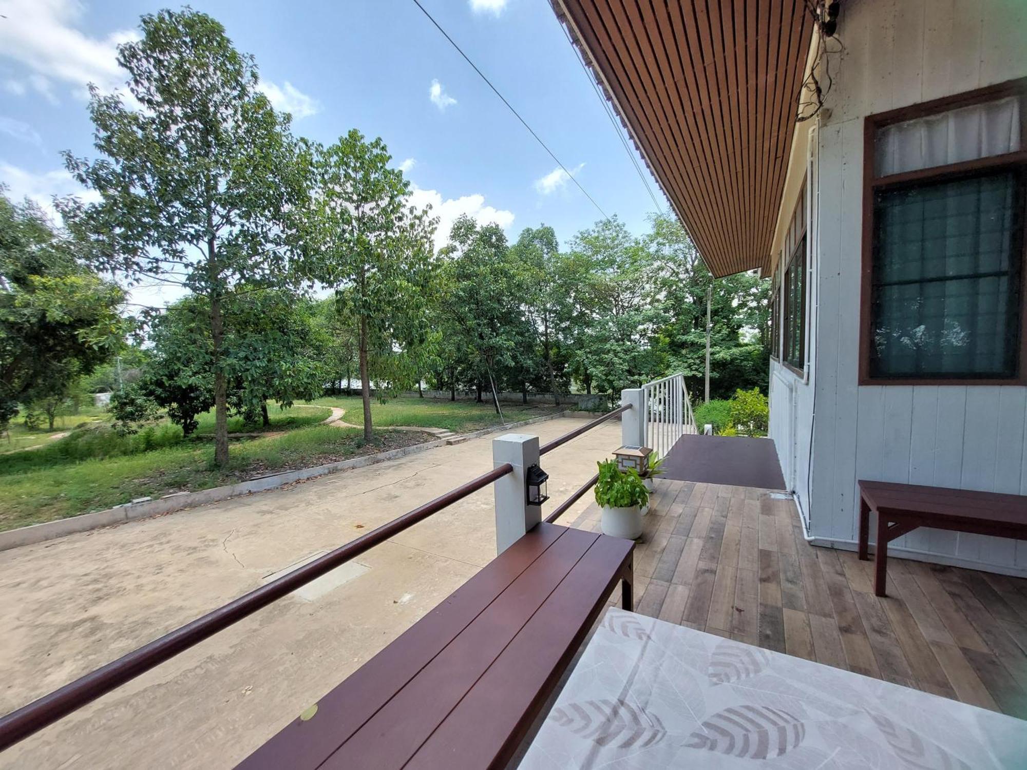 Whales Come To The River - Riverside - 3 Rooms On 2Nd Floor Ban Bang Phli Nua Exterior photo